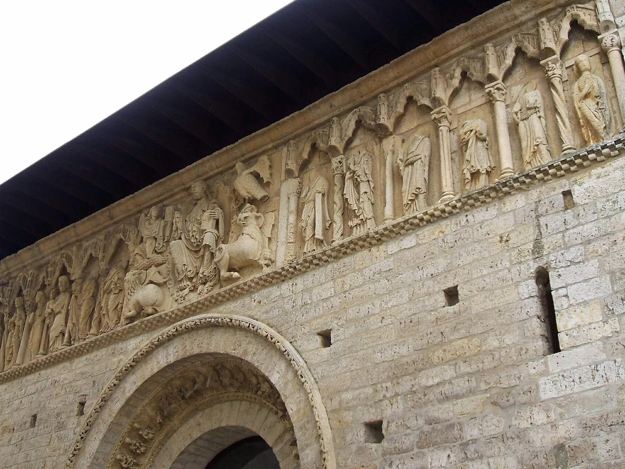 Iglesia de Santiago de Carrión de los Condes con su portada románica
