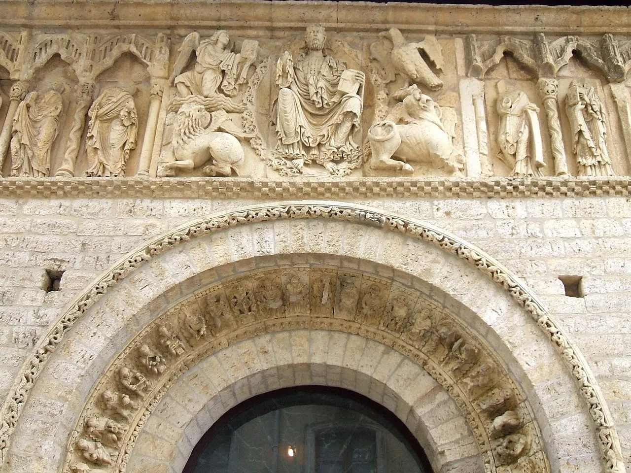 Detalle de la fachada de la iglesia de Santiago de Carrión