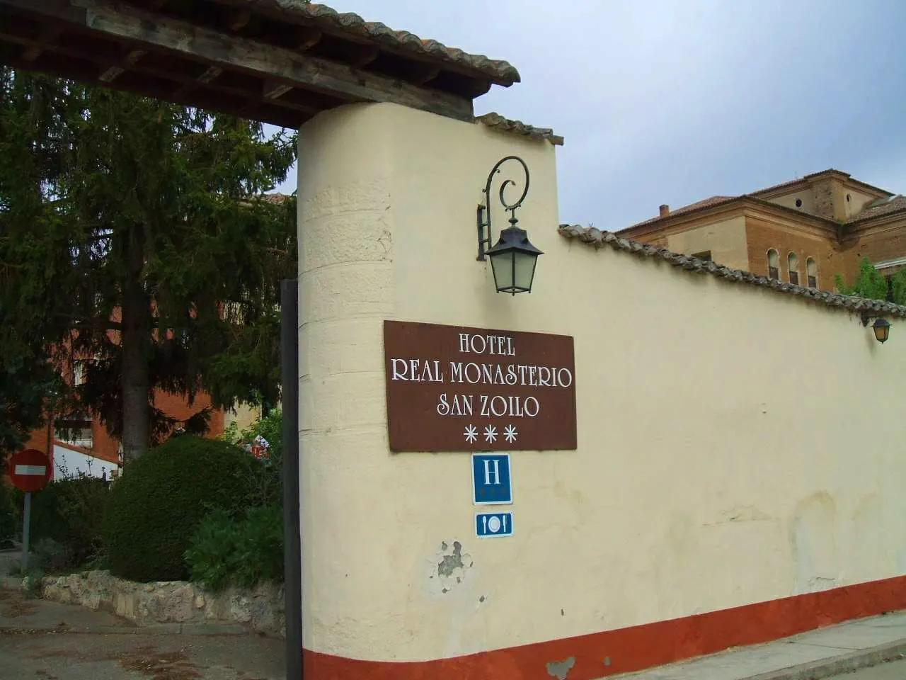 Muro y cartel del hotel Real Monasterio San Zoilo en Carrión