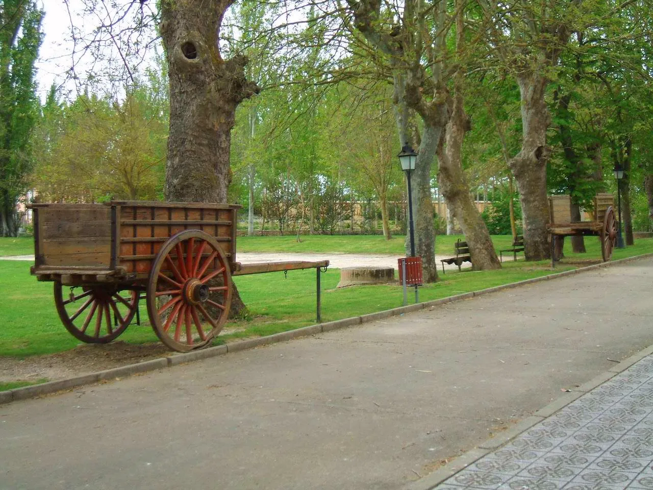 Jardines y carro antiguo junto al monasterio de San Zoilo en Carrión