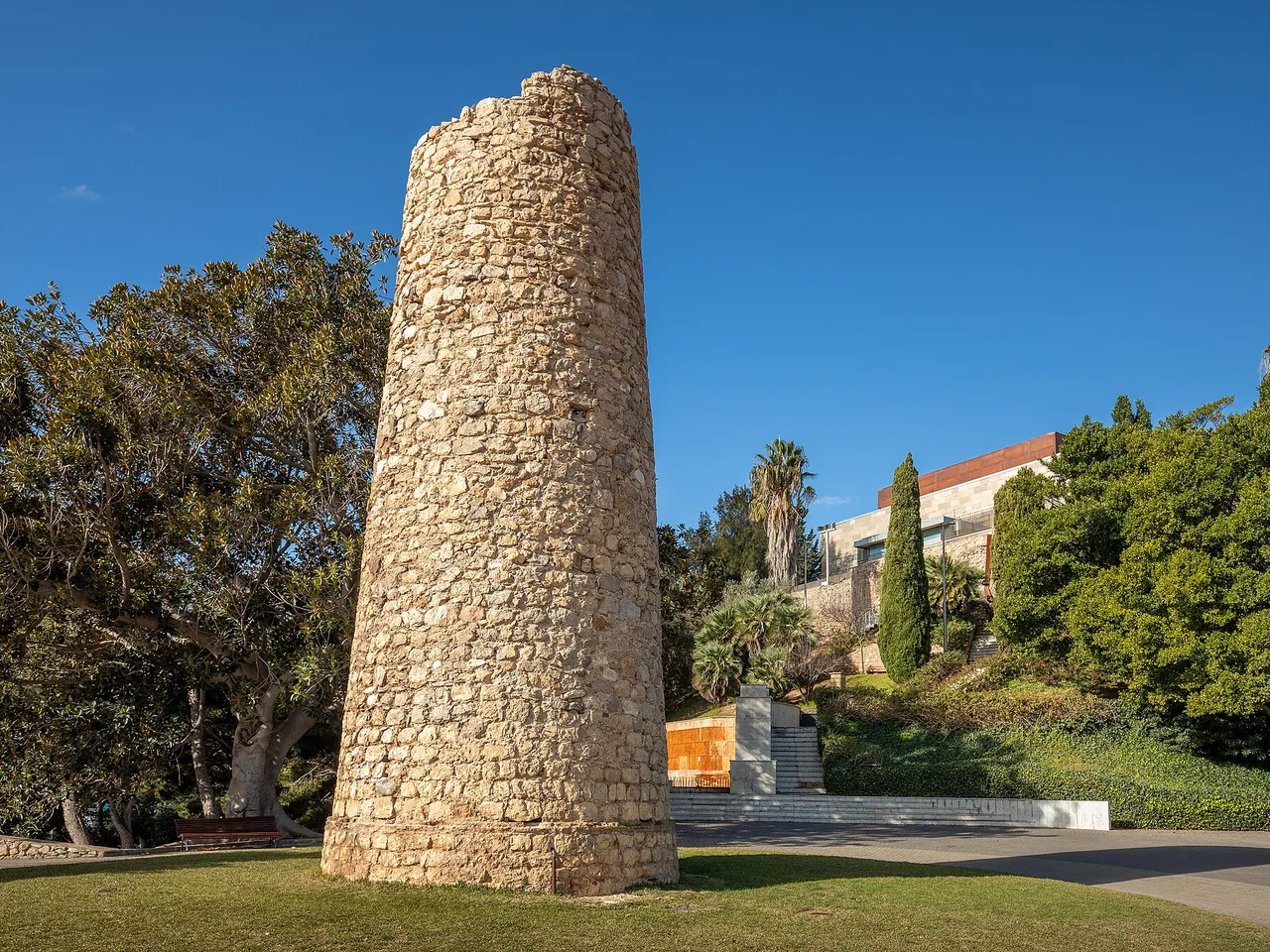 Torre en los jardines del castillo