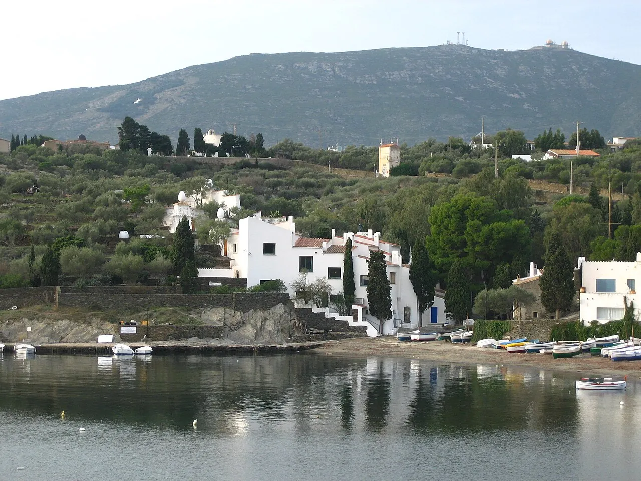 Casa de Dalí en Portlligat desde la bahía