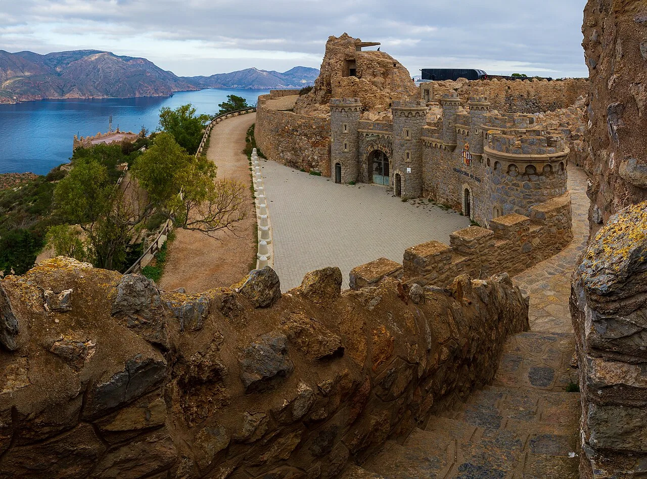 Murallas de la Batería de Castillitos sobre el acantilado