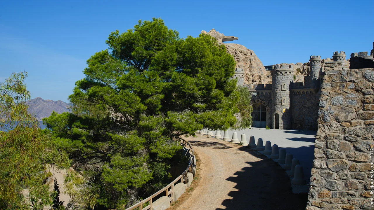Camino de acceso a la Batería de Castillitos entre pinos