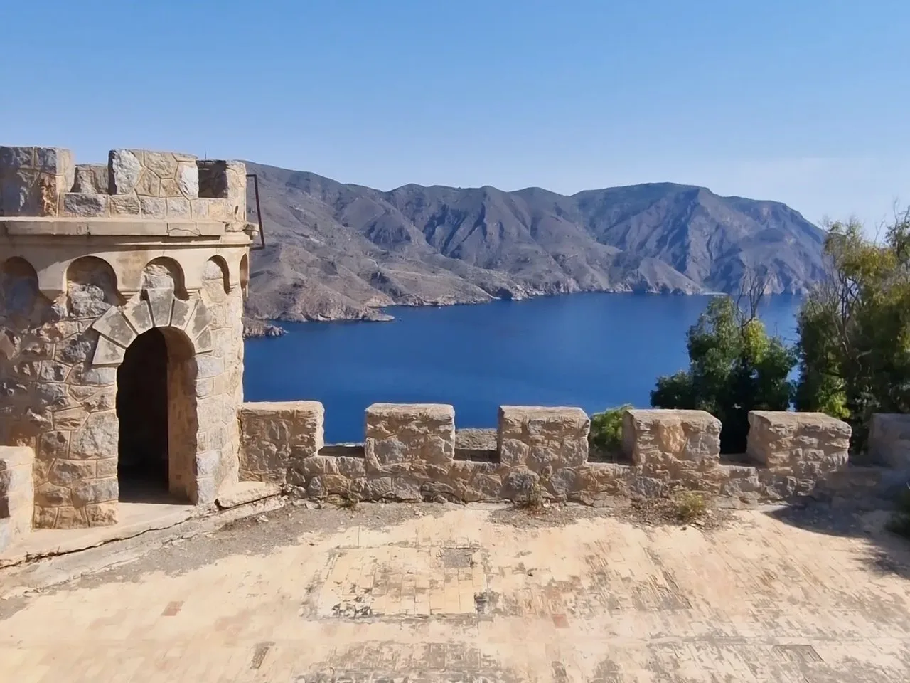 Torreón y almenas de la Batería de Castillitos sobre la bahía