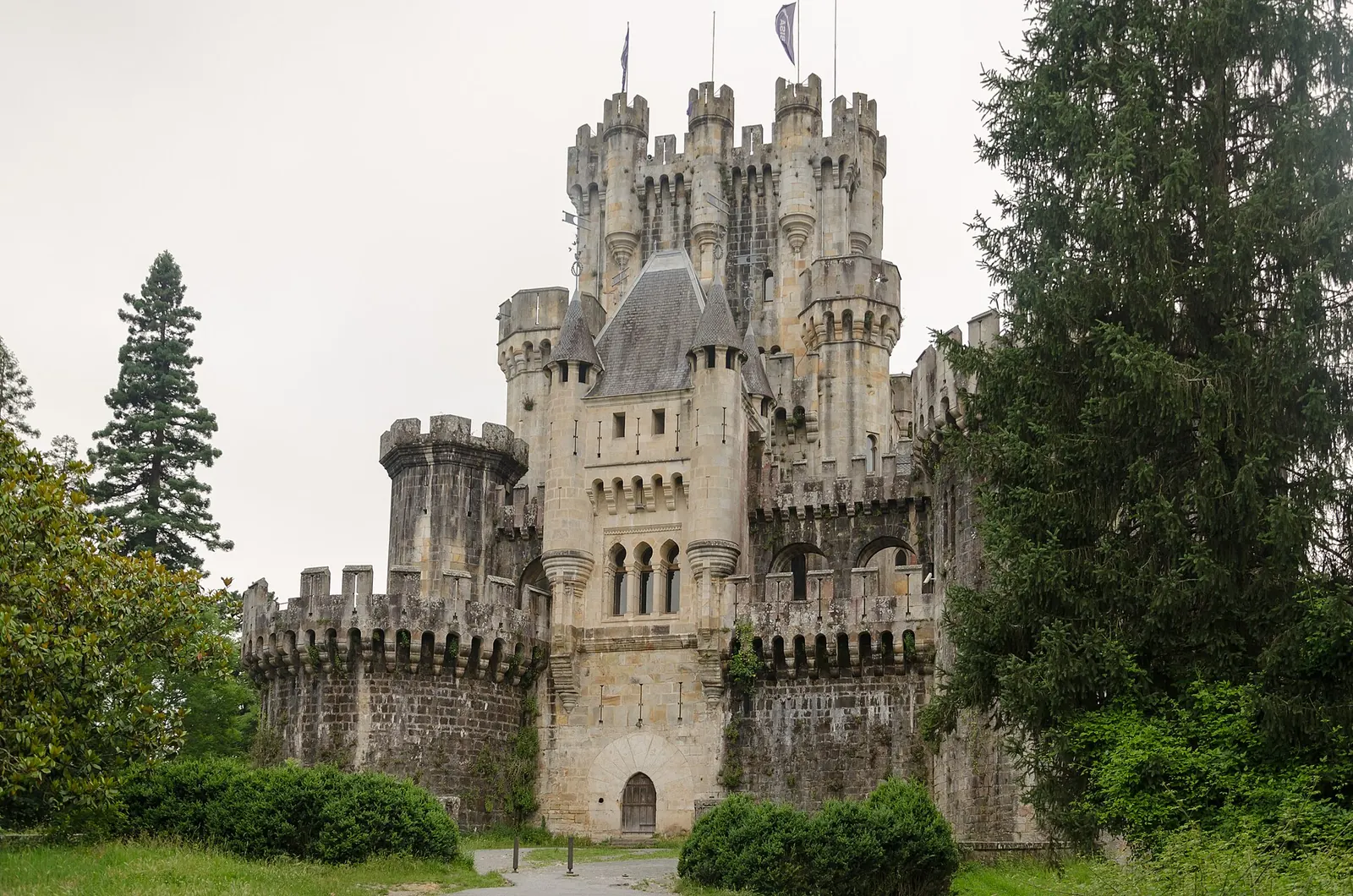 Castillo de Butrón entre árboles