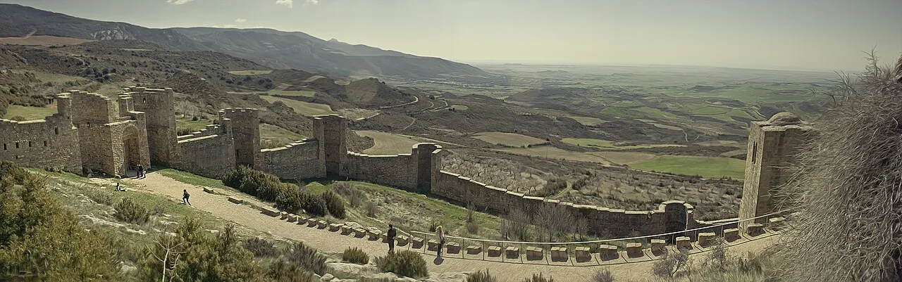 Muralla del castillo de Loarre con torres redondas