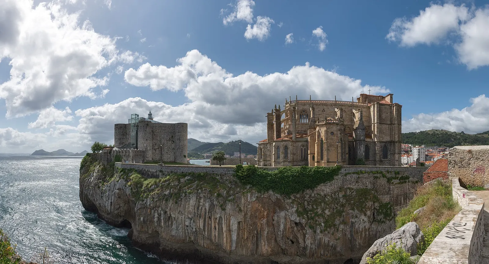 Castillo de Santa Ana e iglesia de Santa María en Castro Urdiales