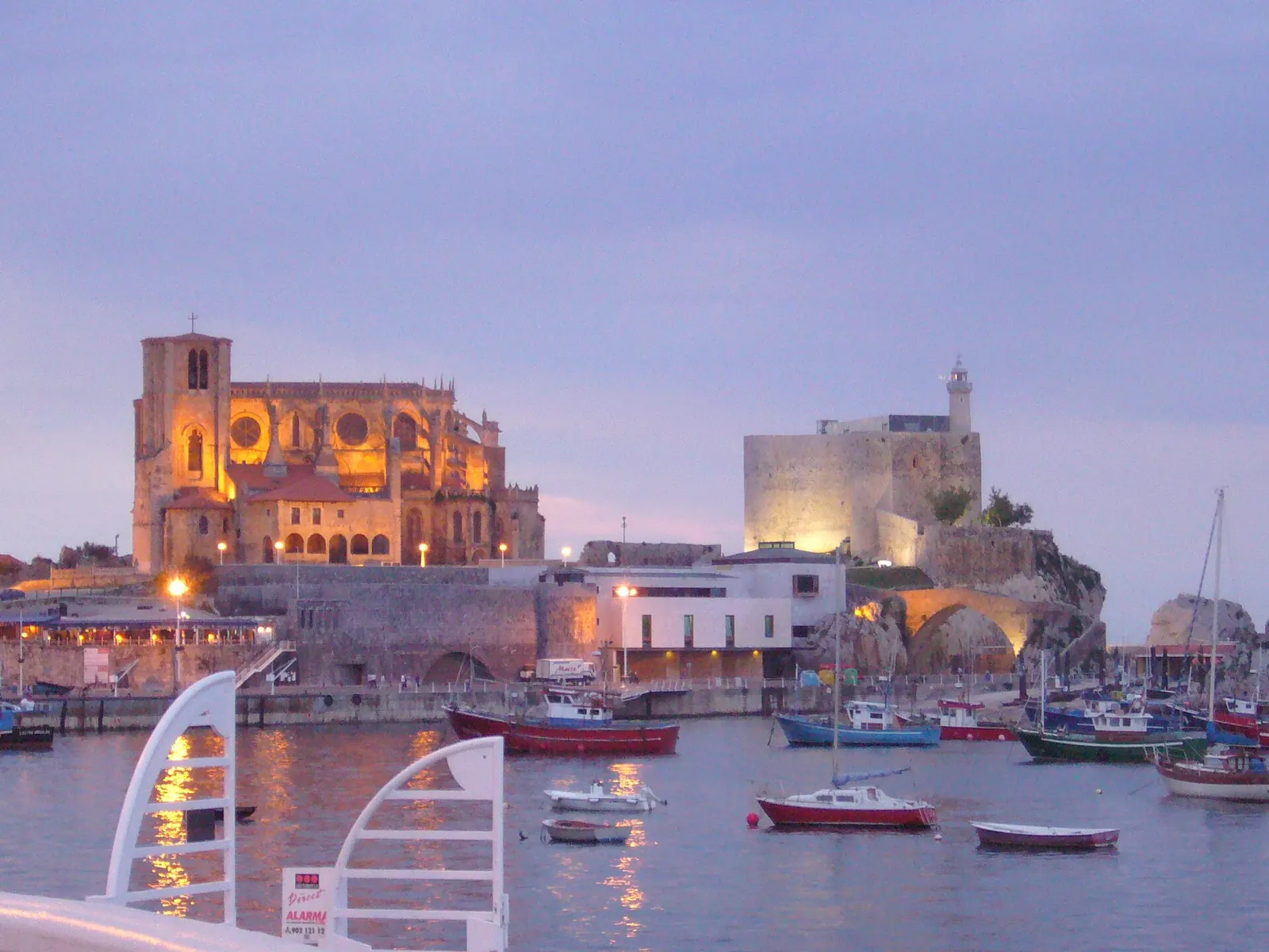 Castro Urdiales iluminado de noche
