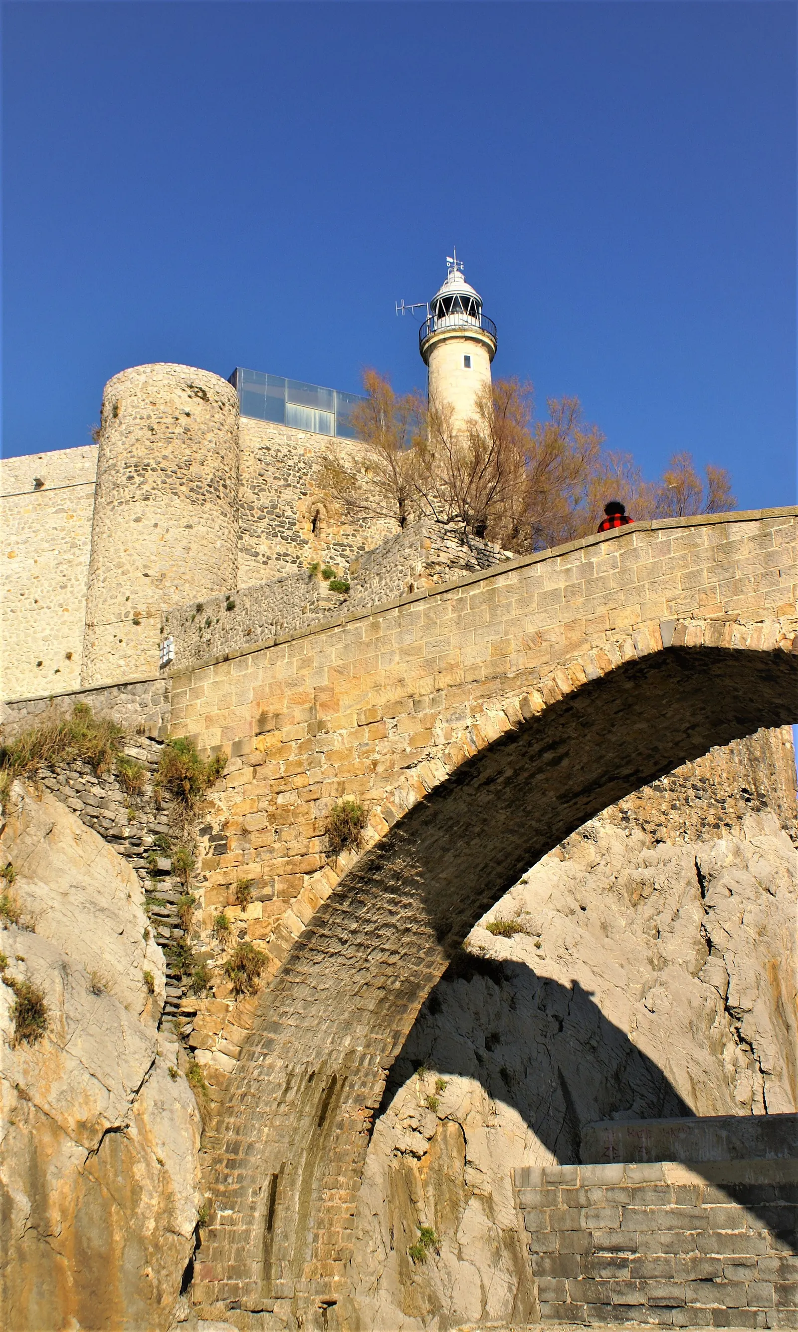 Puente medieval de Castro Urdiales con el faro