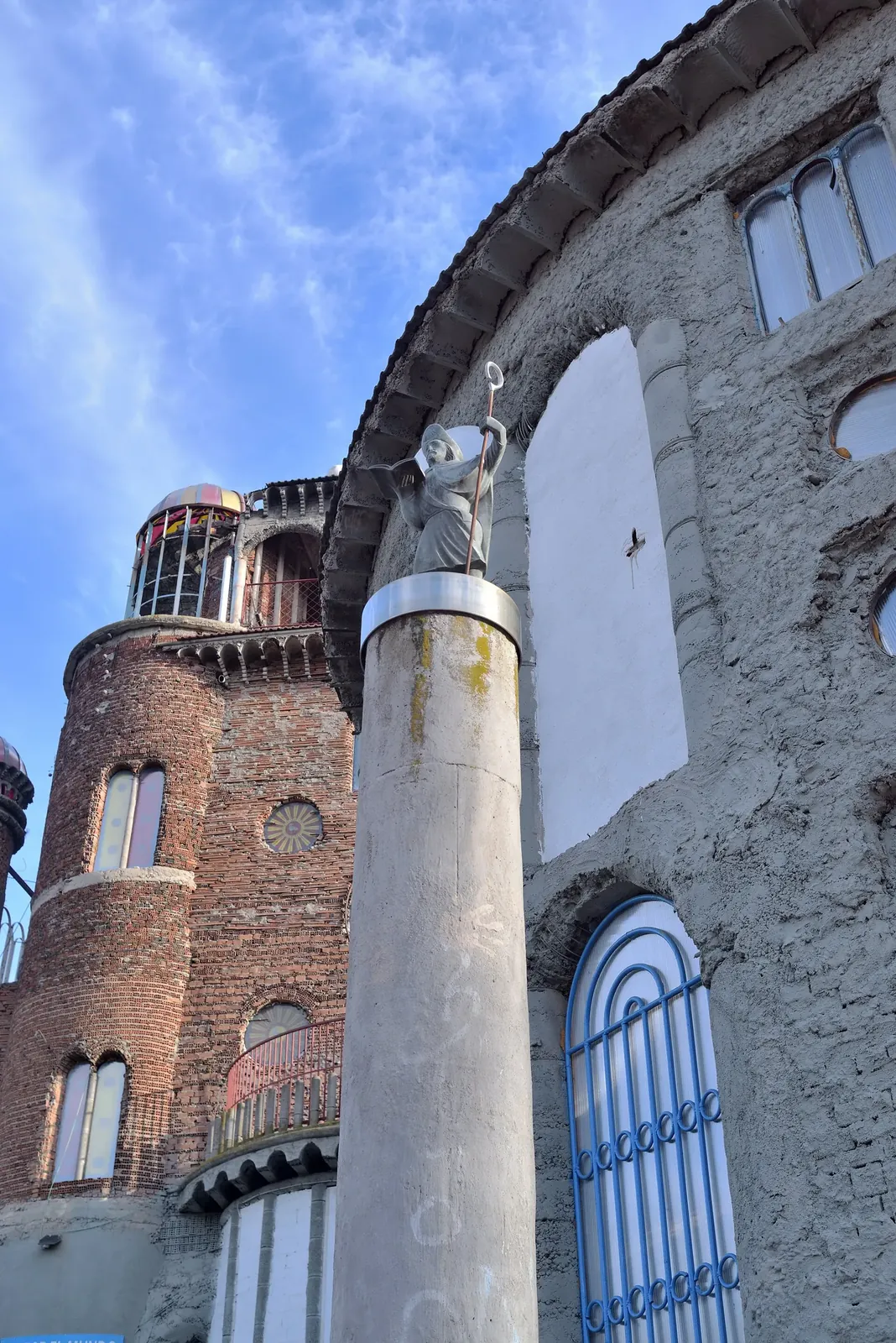 Fachada de la Catedral de Justo en Mejorada del Campo