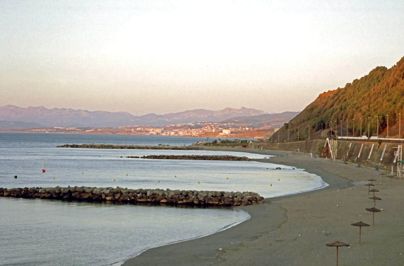 Playa del Chorrillo de Ceuta al atardecer con la costa de Marruecos al fondo
