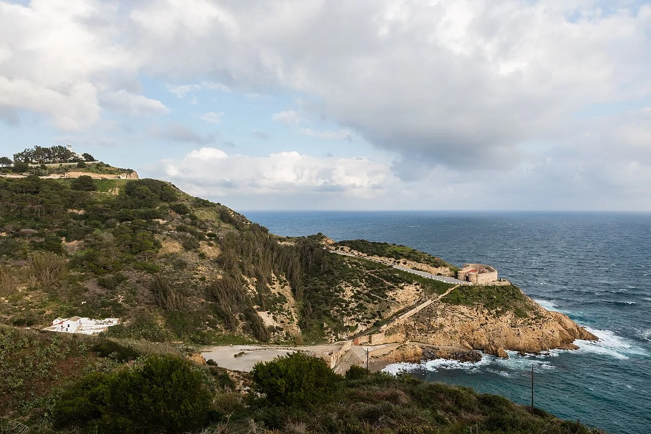 Castillo del Desnarigado y faro de Punta Almina