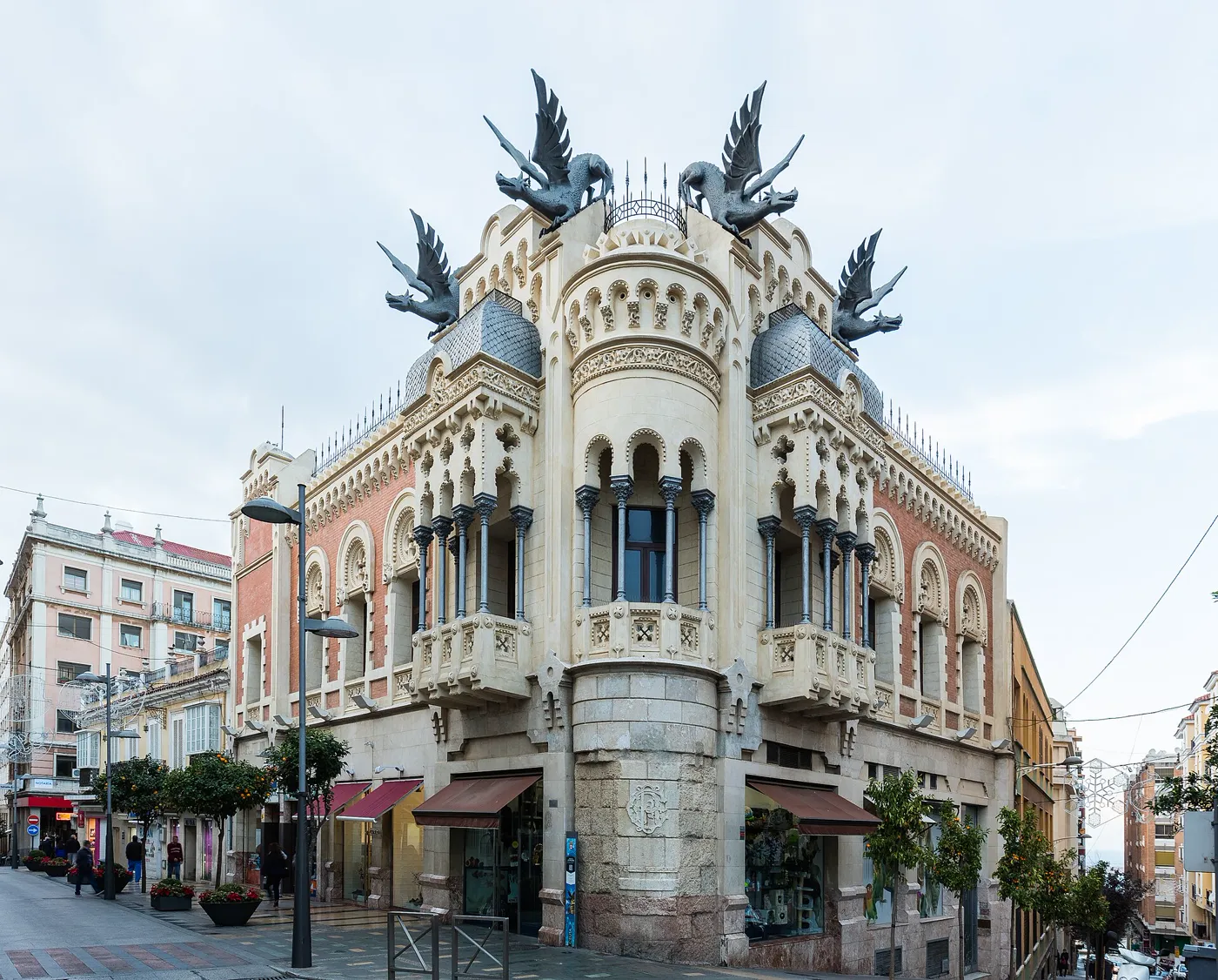 Casa de los Dragones de Ceuta con sus cuatro dragones en el tejado