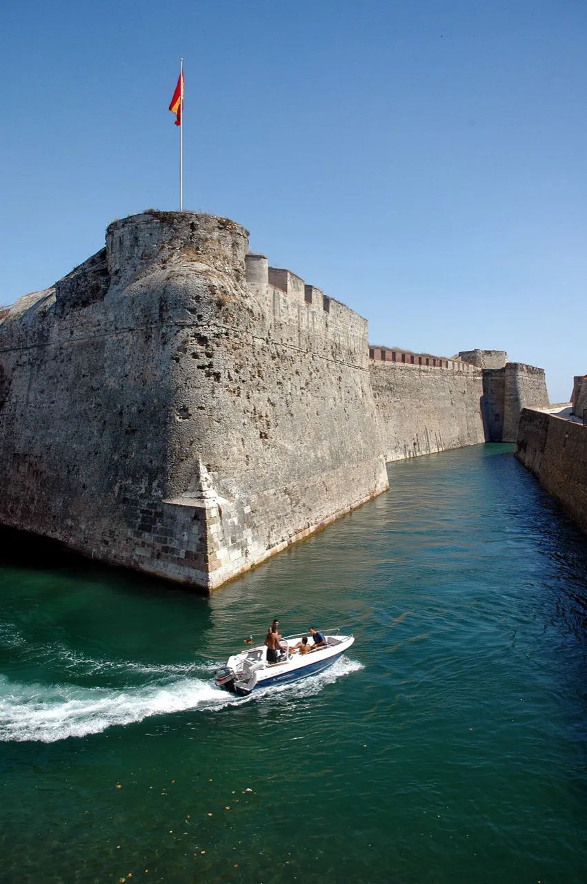 Foso navegable de las Murallas Reales de Ceuta