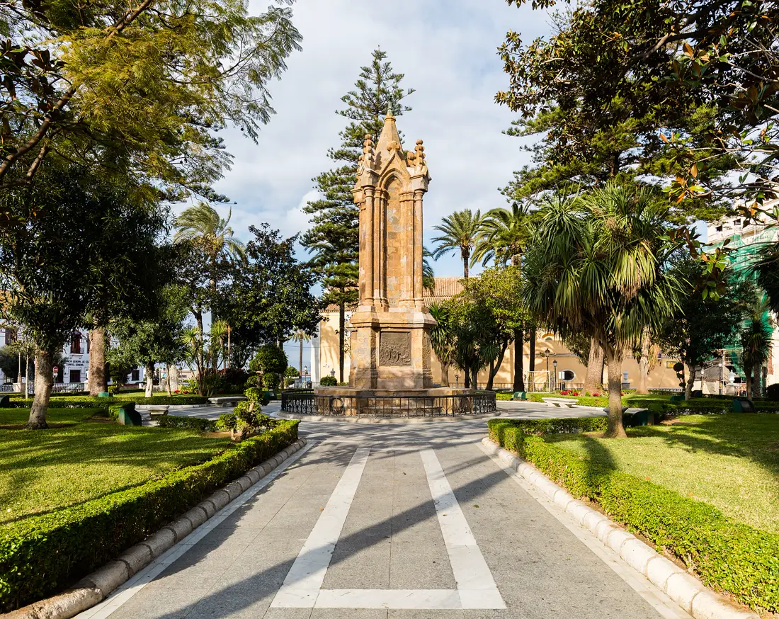 Plaza de África de Ceuta con el monumento a los caídos