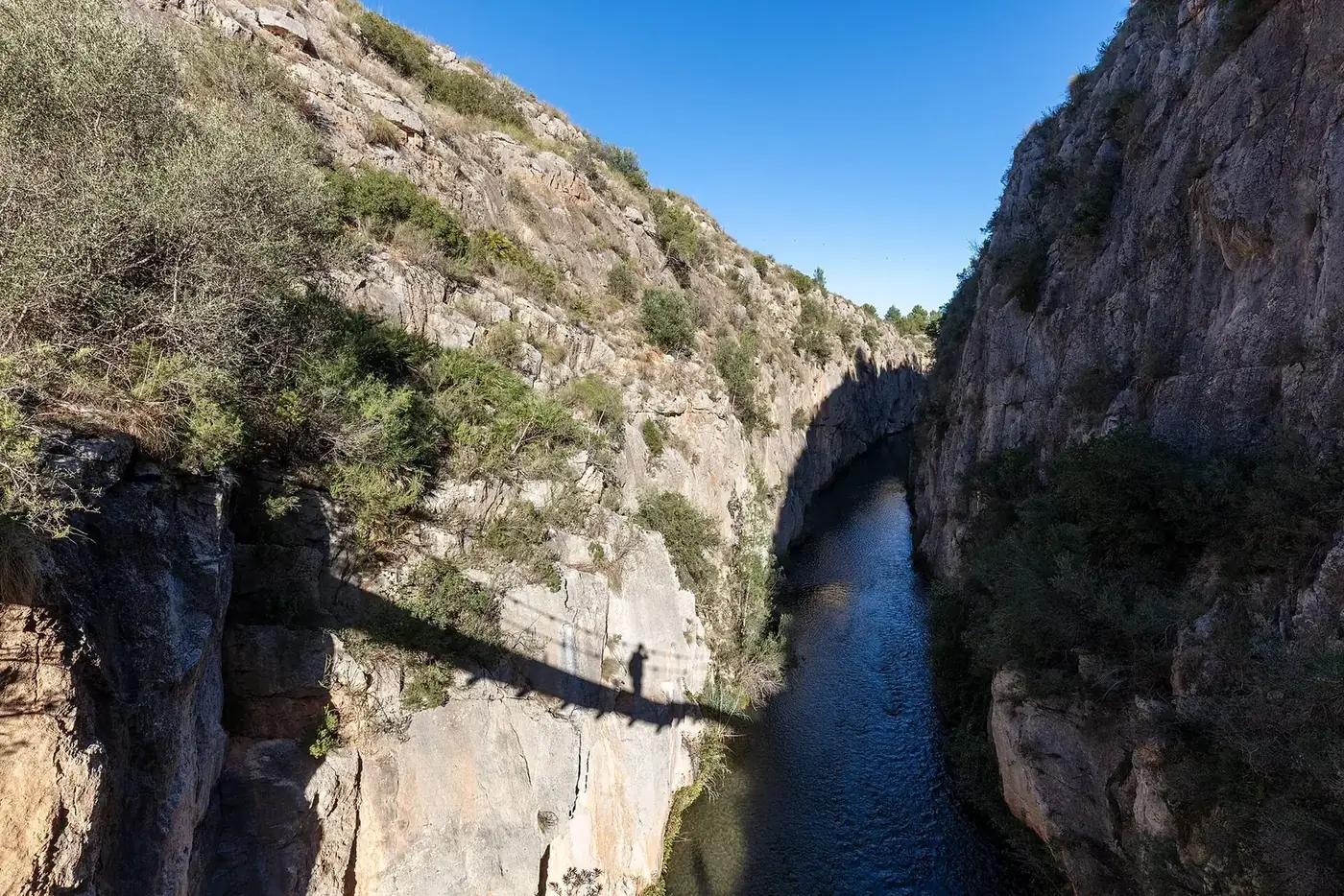 Puente y río Turia en la sombra del cañón de Chulilla