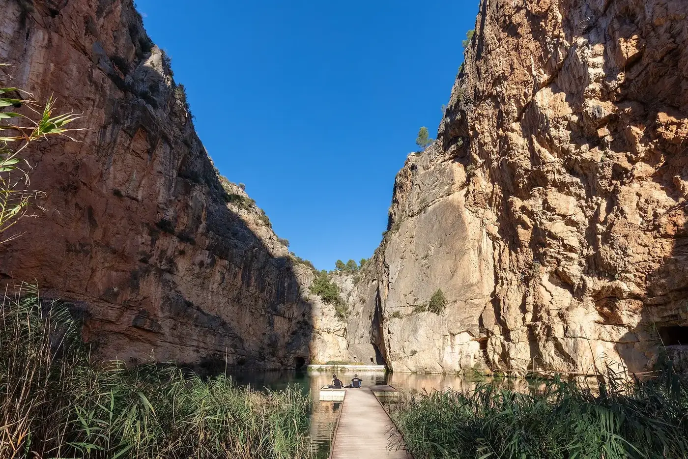 Pasarela entre las paredes del cañón del Turia en Chulilla