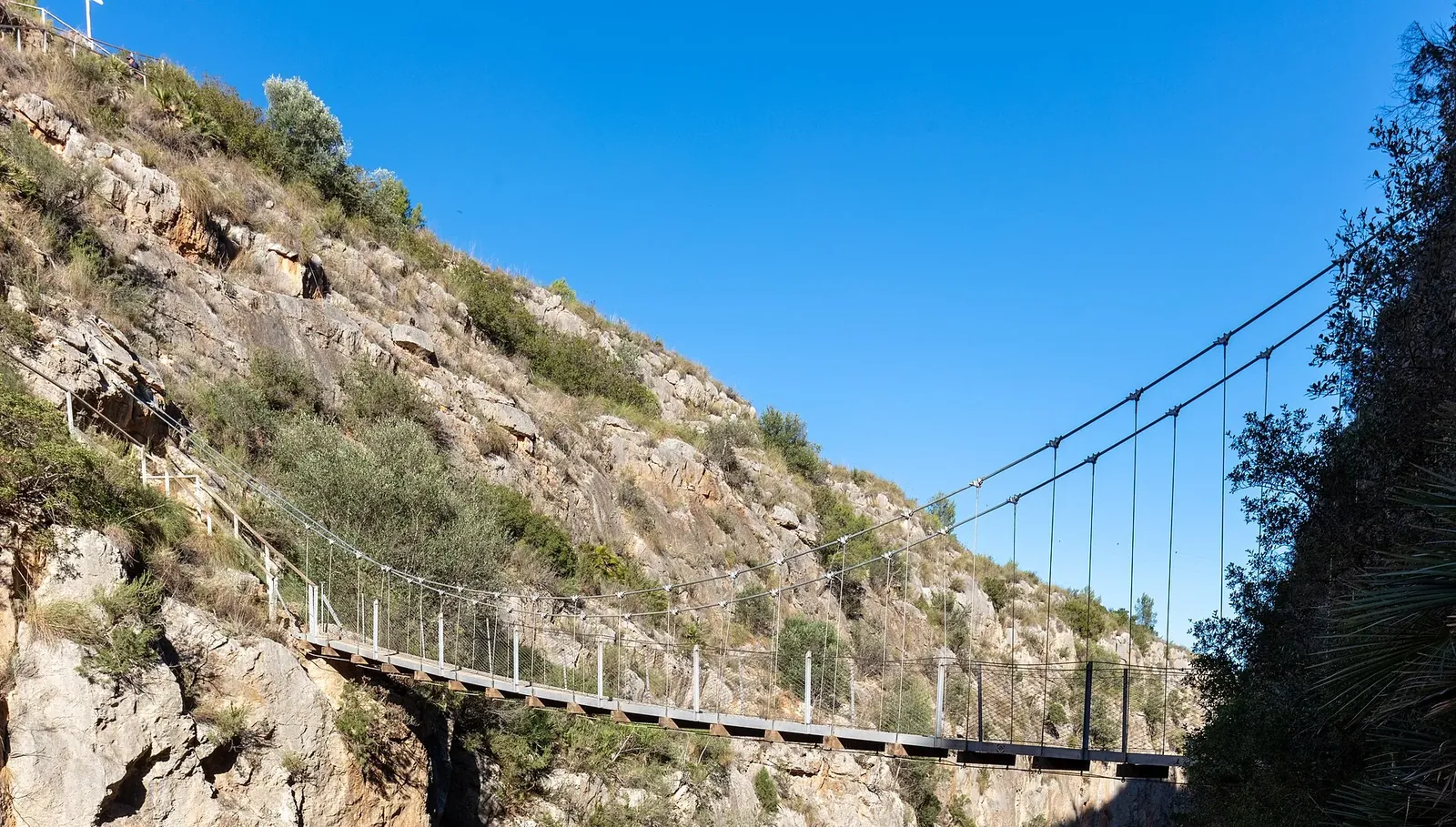 Chulilla: la ruta de los puentes colgantes, el cañón del Turia y el Charco Azul