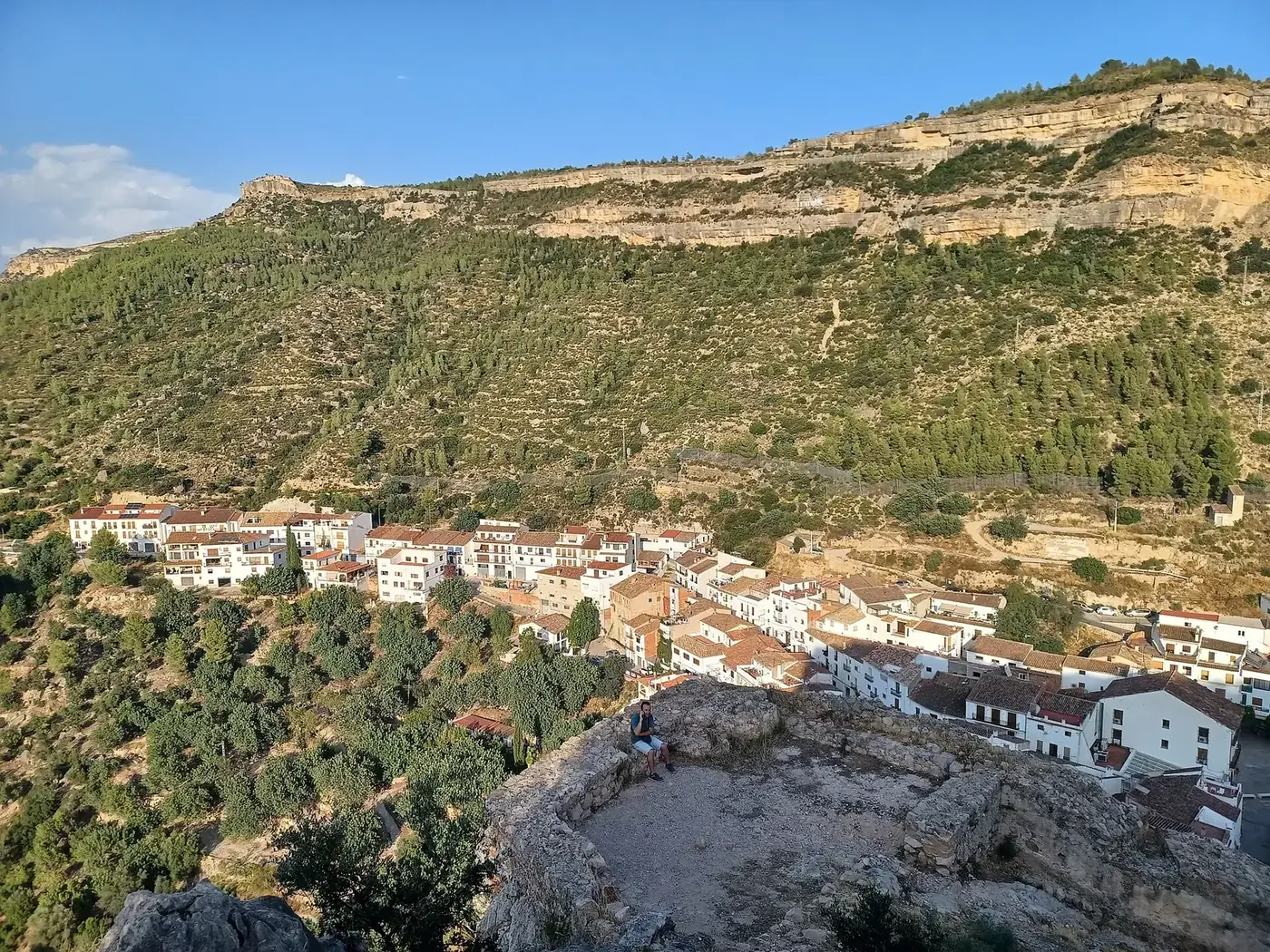 Chulilla vista desde el castillo, con casas blancas sobre el cañón