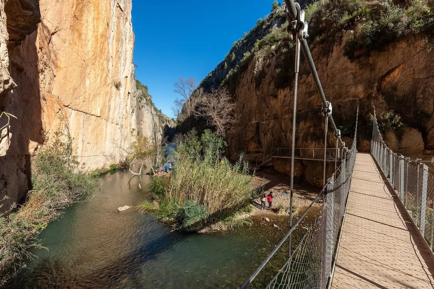 Segundo puente colgante sobre el río Turia en Chulilla