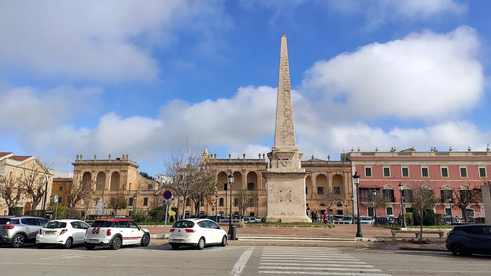 Plaza des Born de Ciutadella con su obelisco
