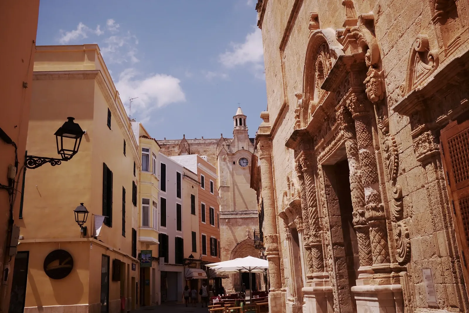 Calle del casco antiguo de Ciutadella con palacios
