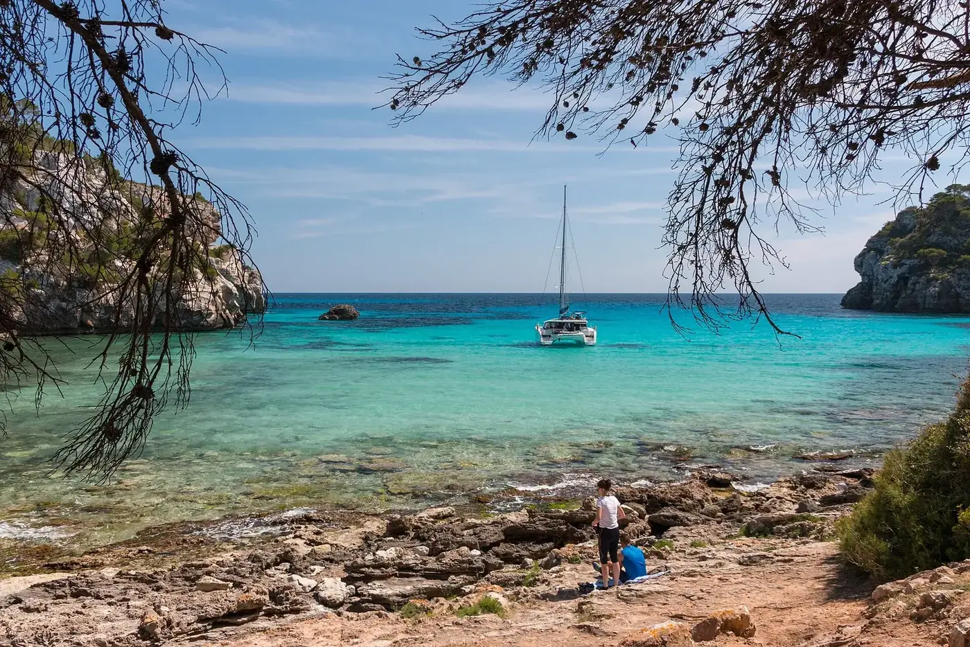 Agua turquesa en Cala Macarella, Menorca