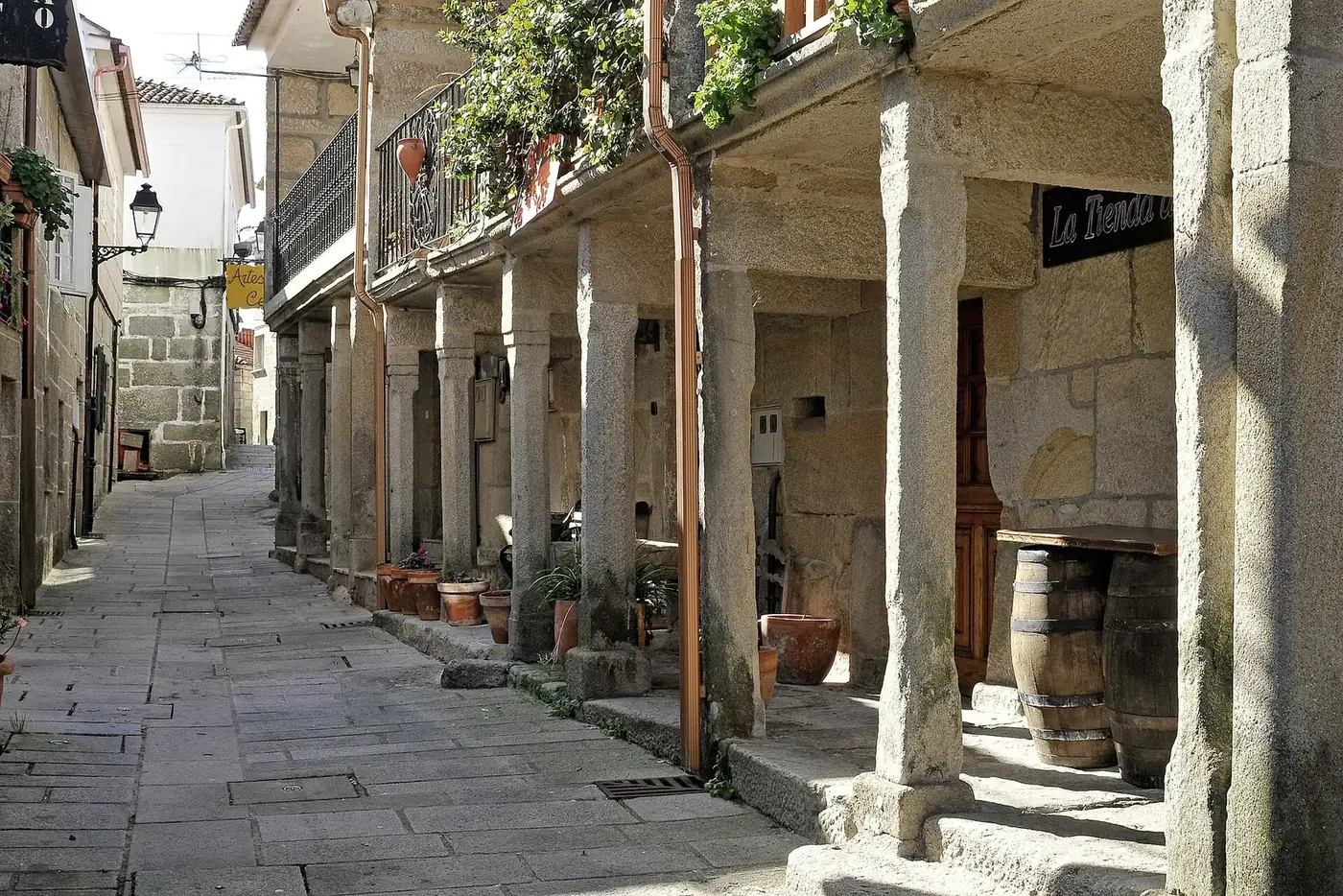 Calle de granito con soportales en el casco histórico de Combarro