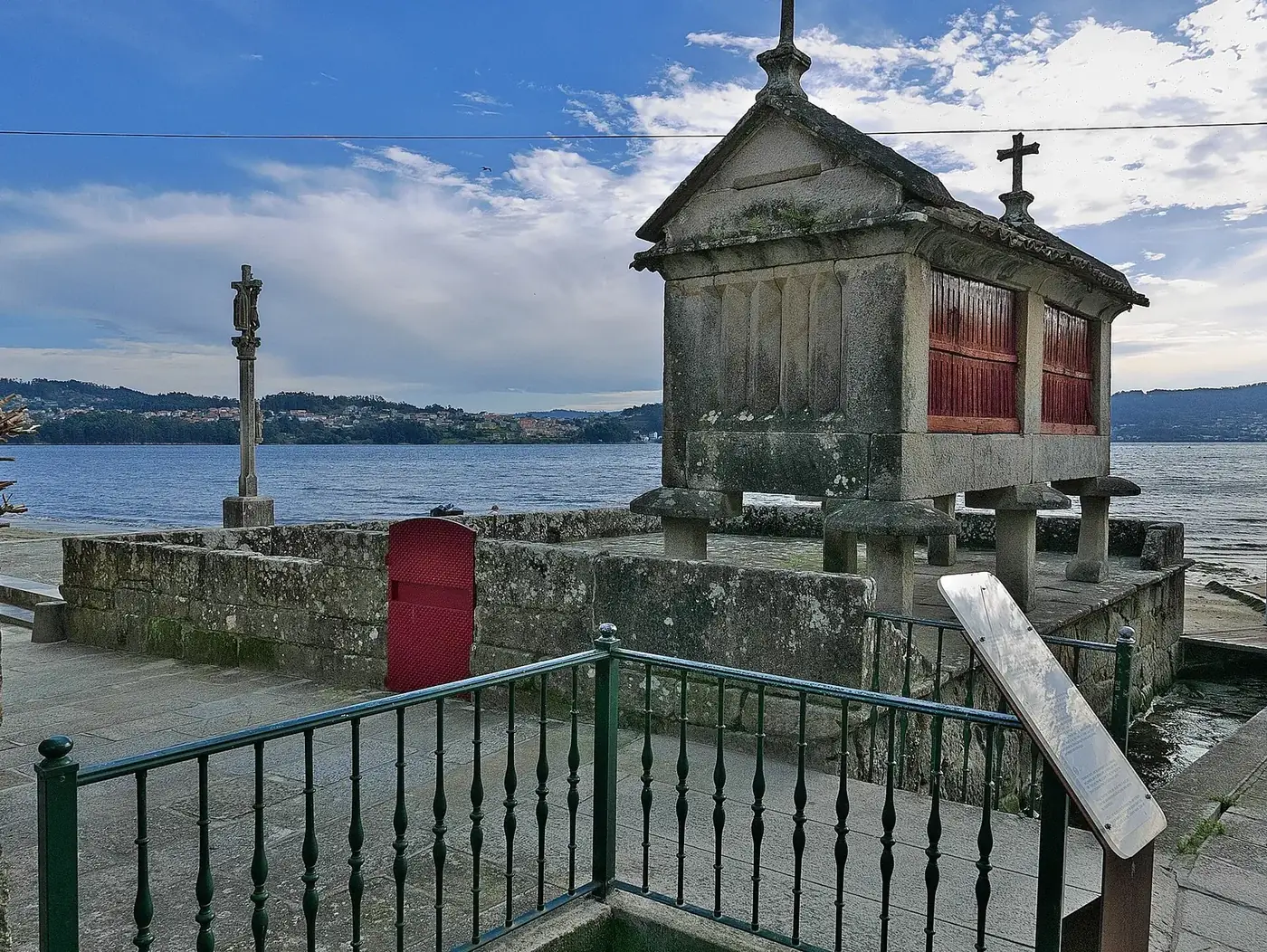 Hórreo y cruceiro junto a la ría en Combarro