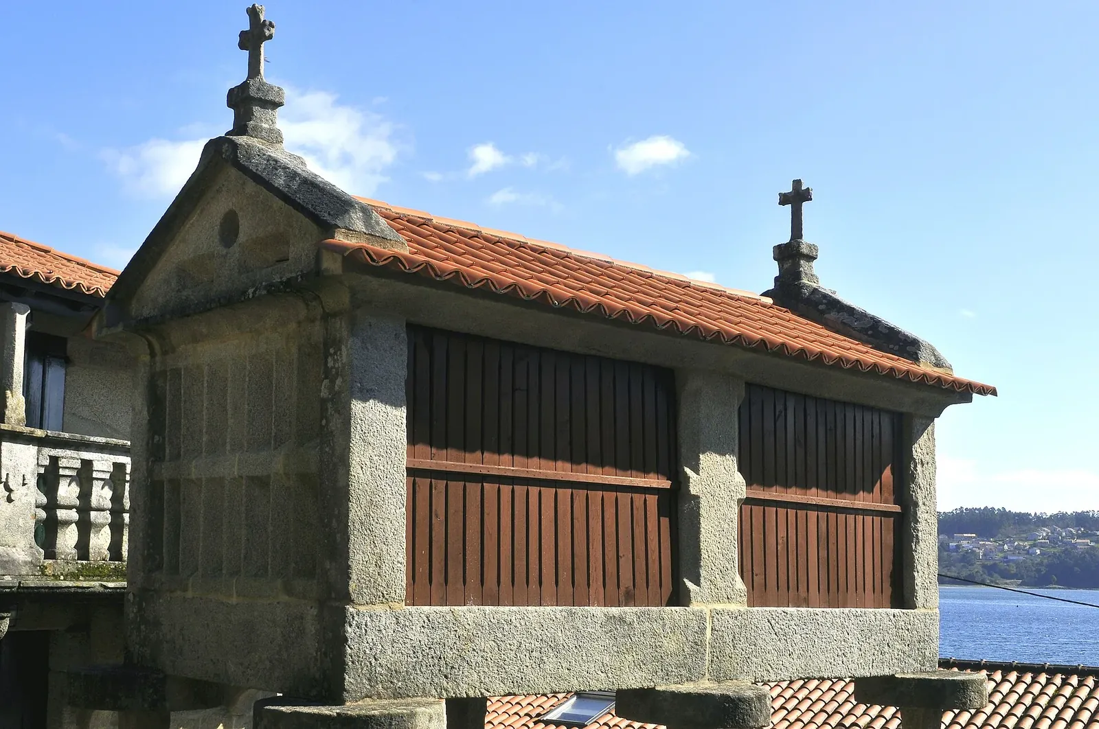 Hórreo de piedra y madera con cruz en Combarro