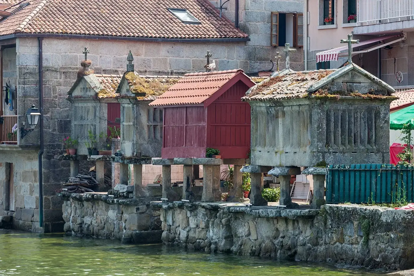 Qué ver en Combarro: el pueblo de los hórreos asomados al mar en las Rías Baixas