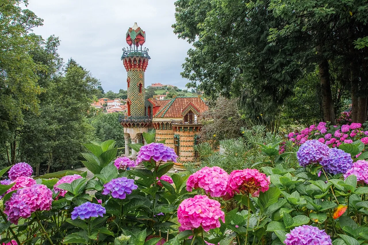 Qué ver en Comillas: El Capricho de Gaudí y el pueblo modernista de Cantabria