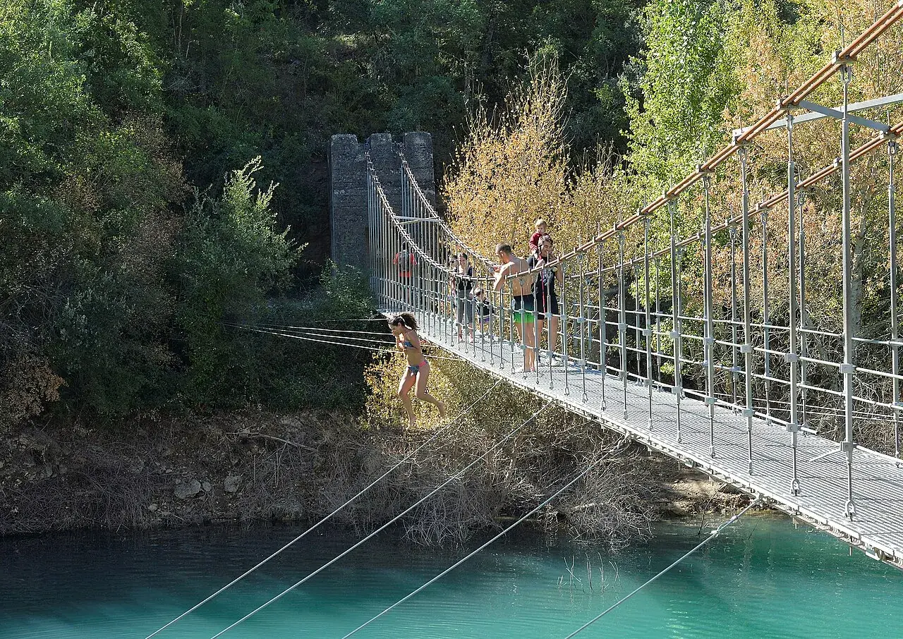 Puente colgante sobre el río en Mont-rebei