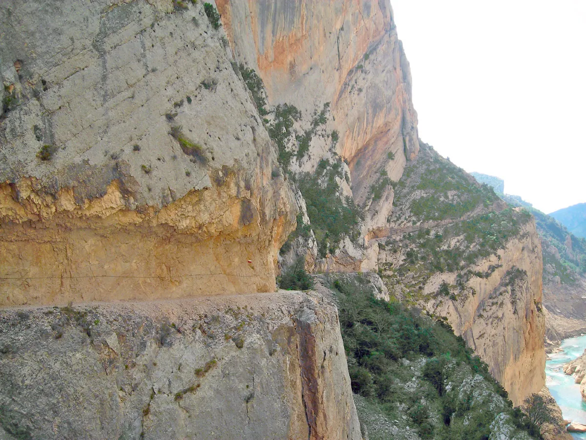Camino tallado en la roca del Congost de Mont-rebei