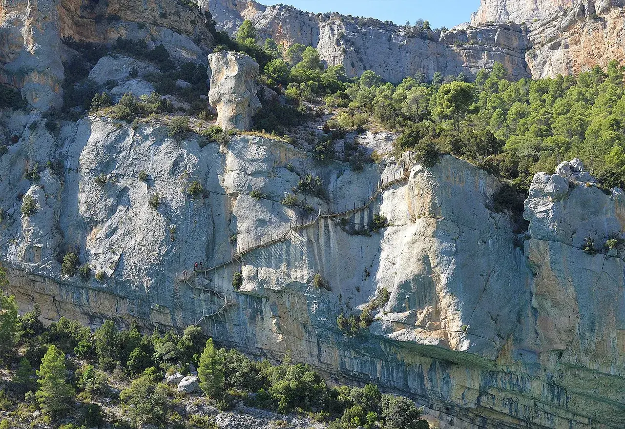 Pasarelas de Montfalcó en la pared
