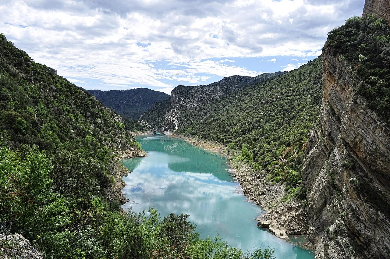 Embalse junto a las pasarelas de Montfalcó