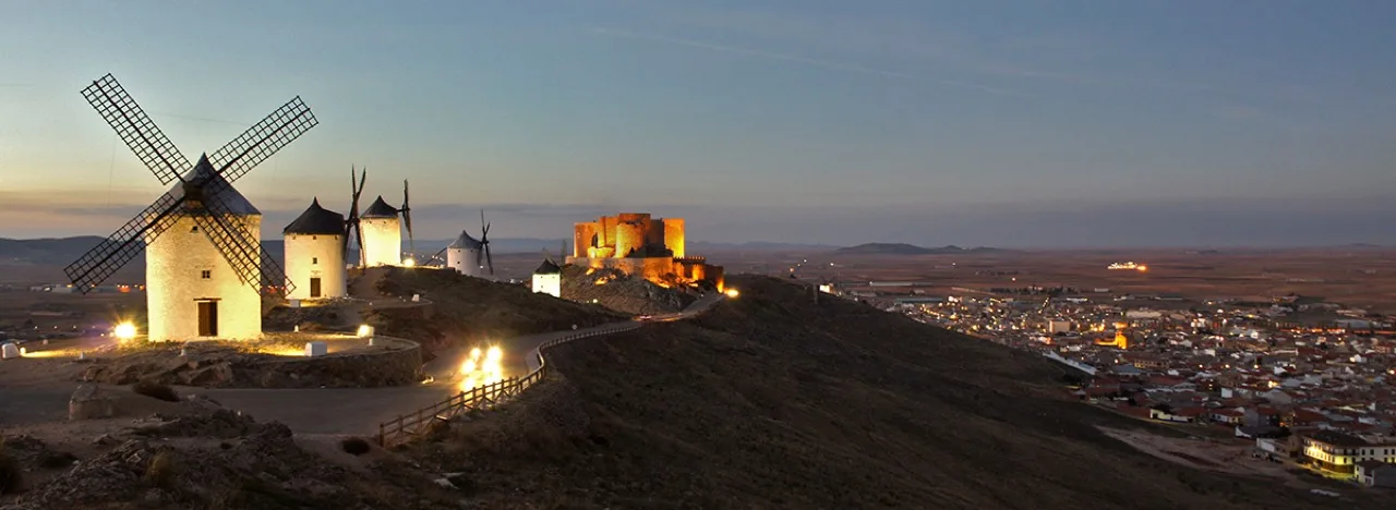 Molinos y castillo de Consuegra al atardecer
