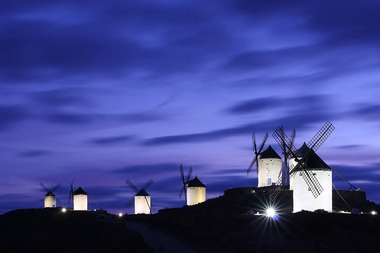 Molinos de La Mancha de noche