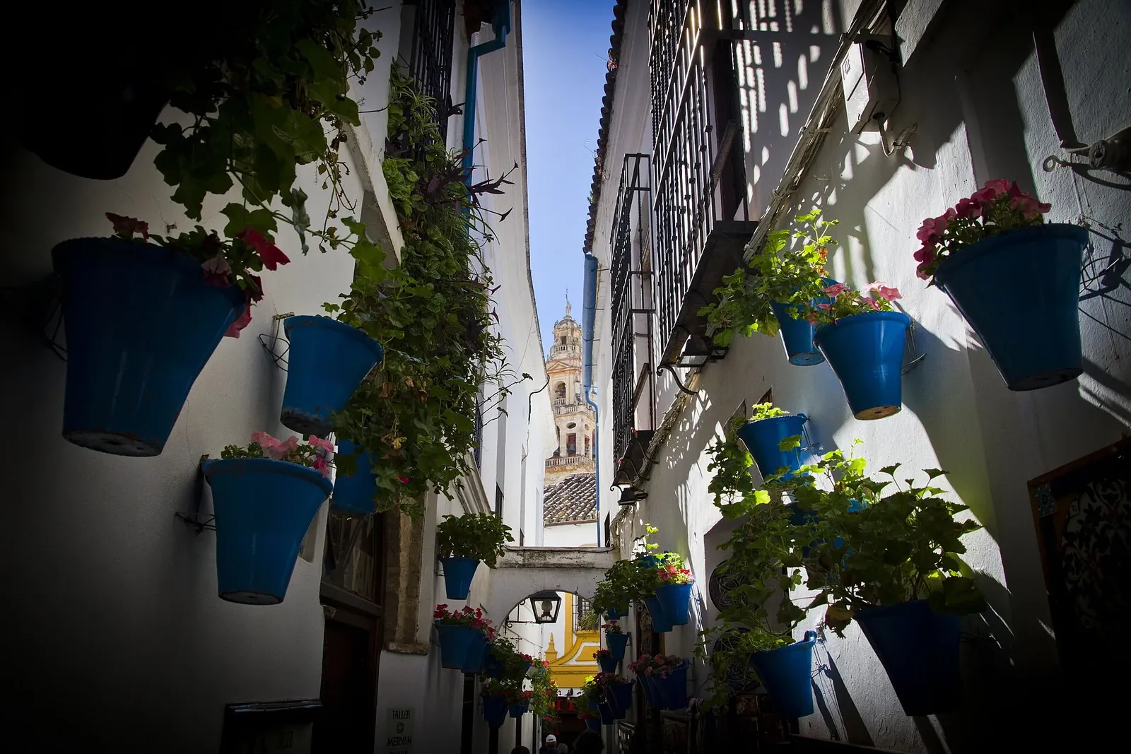 Calleja de las Flores con la torre de la Mezquita al fondo