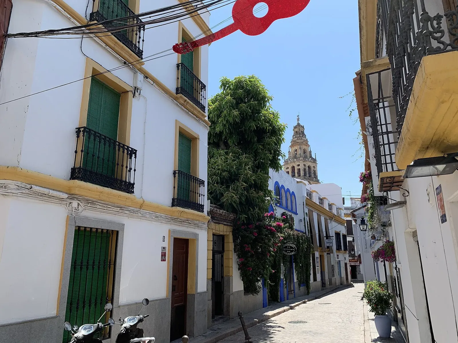 Calle blanca de la judería de Córdoba con la torre de la Mezquita