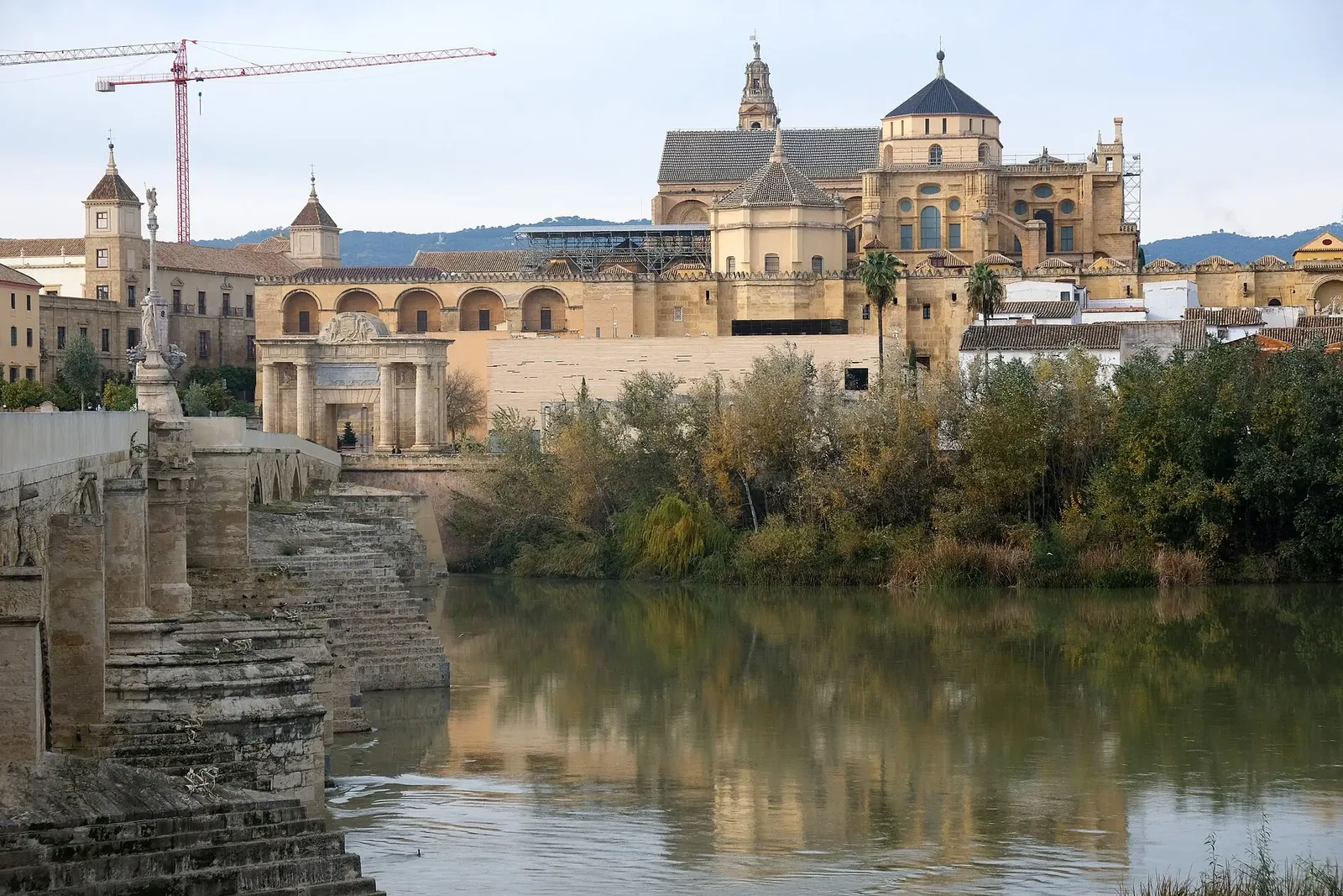 Puente romano de Córdoba con la Mezquita al fondo