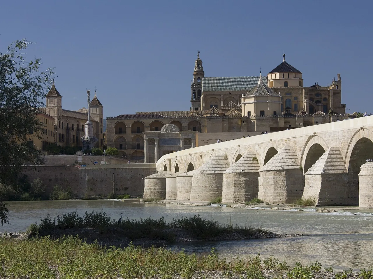 Puente Romano y Mezquita