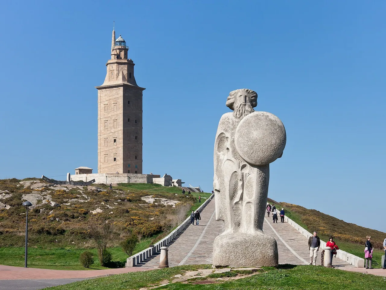 Escultura junto a la Torre
