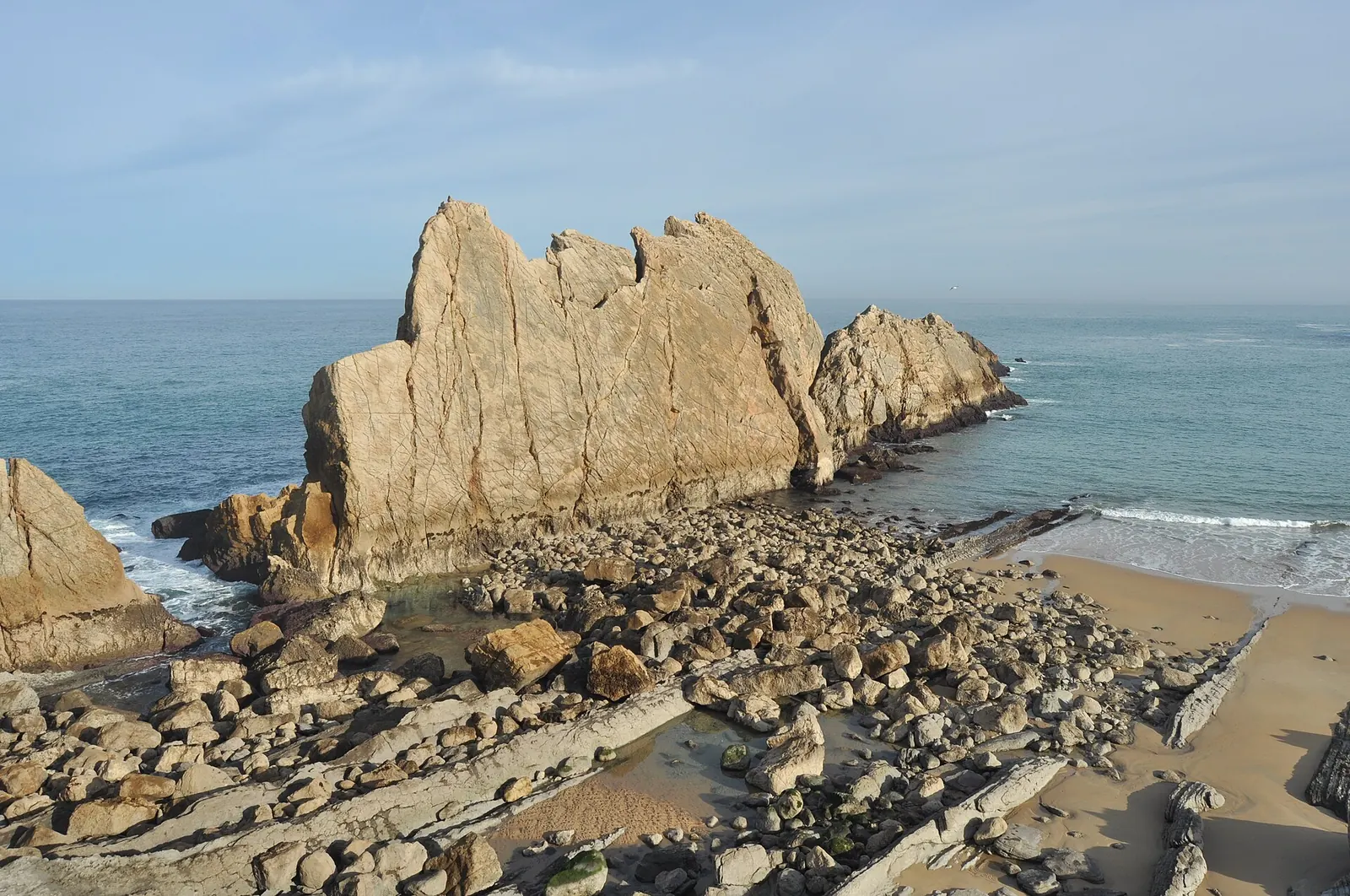 Playa de la Arnía con sus rocas