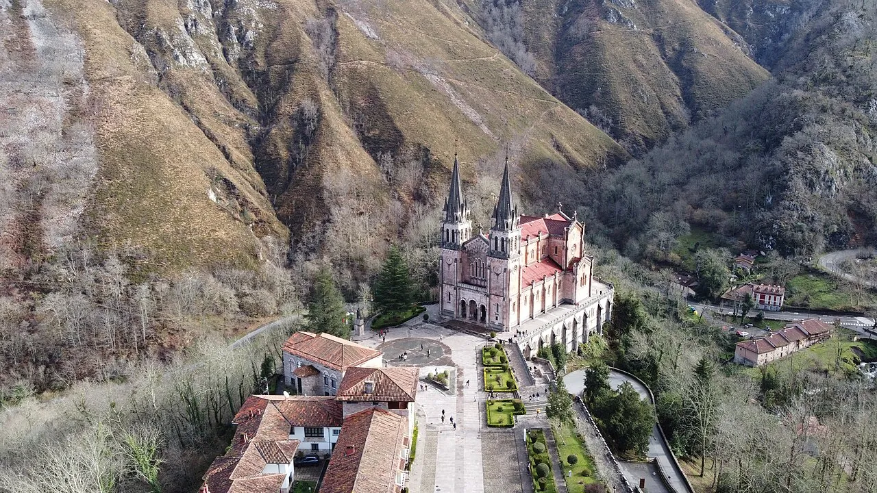 Basílica de Covadonga de piedra rosa