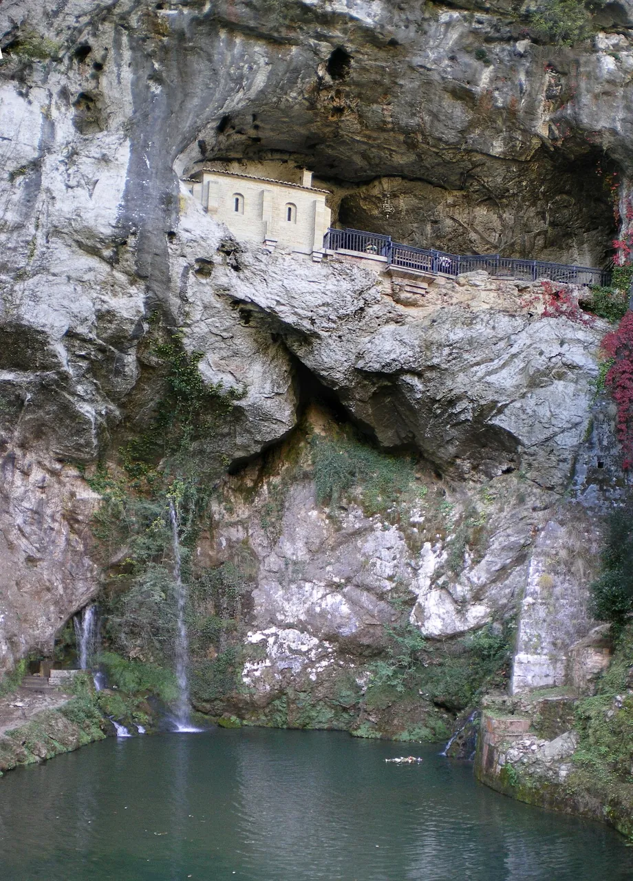 Santa Cueva de Covadonga sobre la cascada