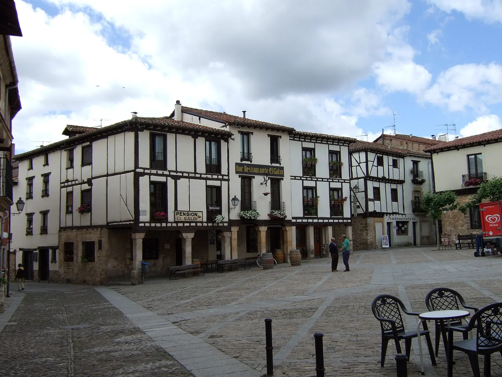 Plaza de Covarrubias con casas de entramado