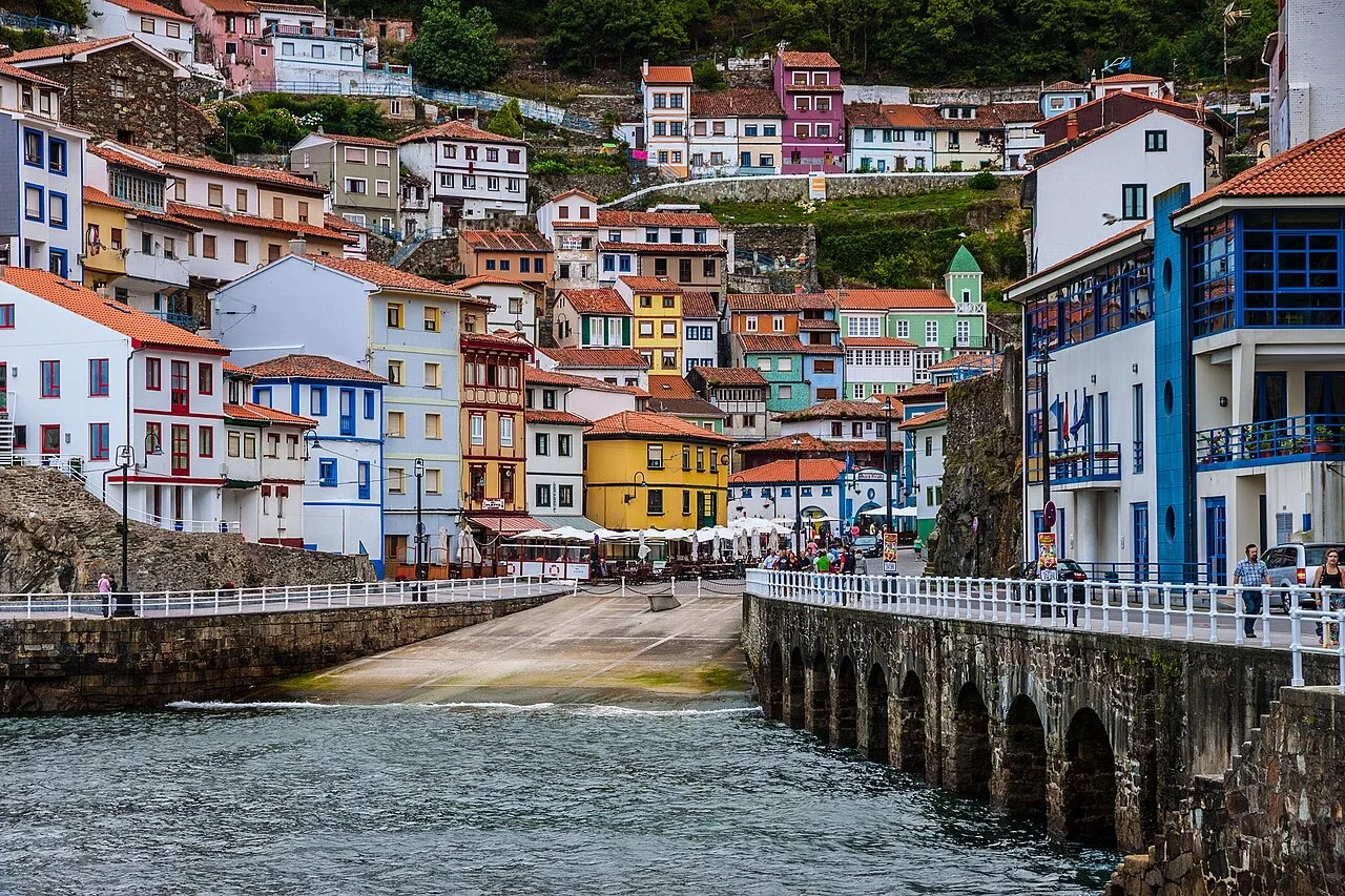 Casas de colores de Cudillero en anfiteatro