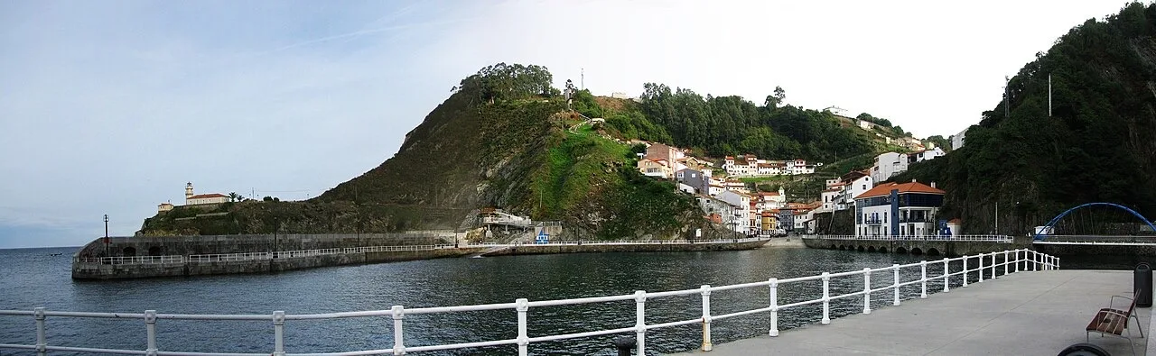 Puerto y faro de Cudillero